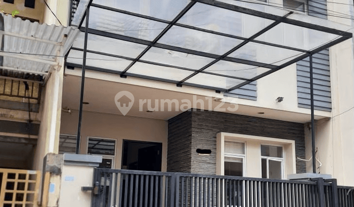 3-Story House in West Jakarta - Spacious and Comfortable!