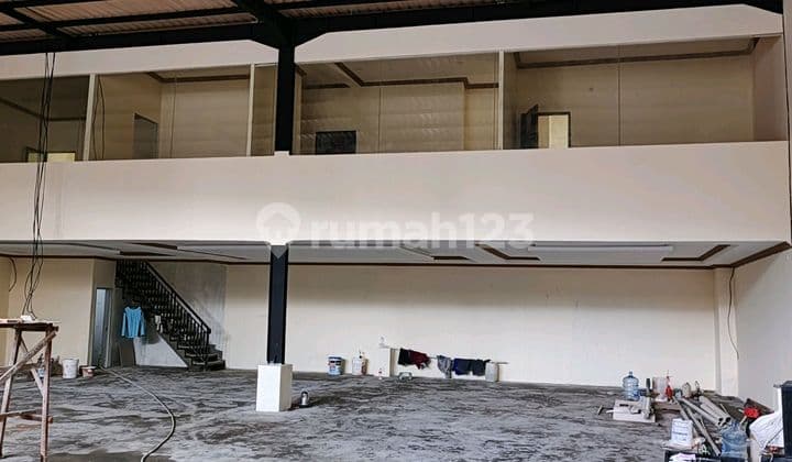 Ready-to-Use Warehouse Near Green Lake.