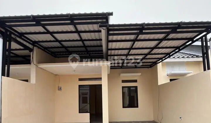 Translation to English: "Cheap House for Sale, Flood-Free, Free Kitchen Set, Ready to Move In."