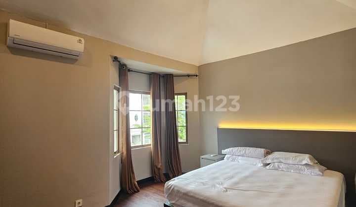 Dijual Townhouse Full Furnished di Taman Paris Dekat Akses Tol