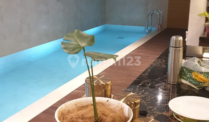 Best Deal! Rumah Modern Impian dengan Kolam Renang & Lift. Sangat Terawat Cocok untuk Keluarga Area Bintaro