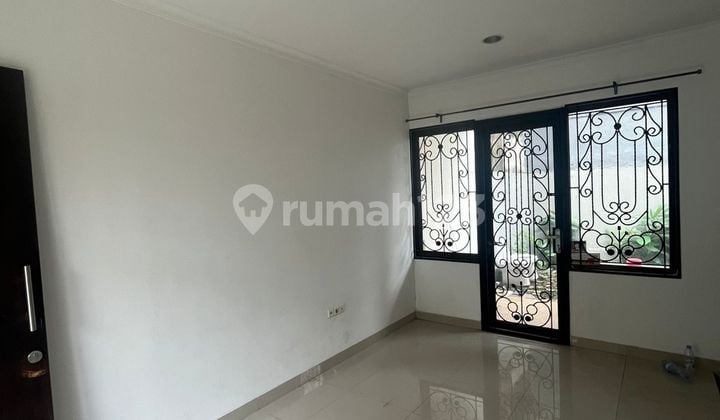 Rumah 2 Lantai Semi Furnished Legalitas SHM Dekat Tol di Serpong