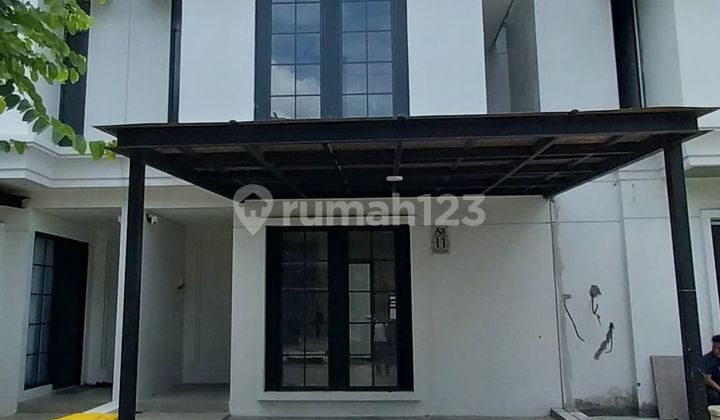 Rumah dengan Taman dan Backyard di Cgb, Bintaro, Tangsel
