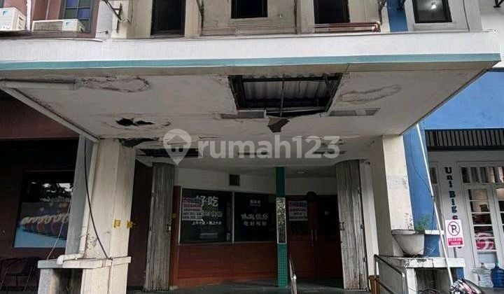 Ruko 3 Lantai di Gwalk Citraland Perlu Renov Ruko 3 Lantai di Gwalk Citraland Perlu Renov