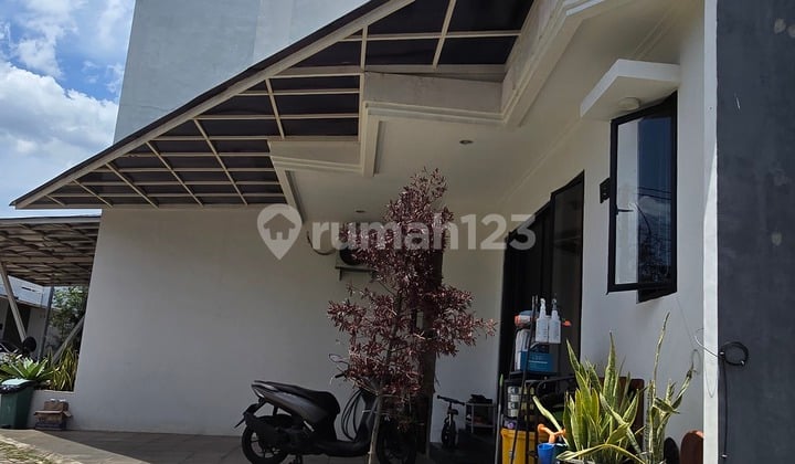 Rumah Dua Lantai dan Siap Huni
