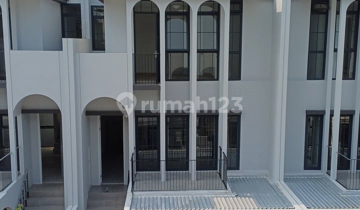 Translated to English:
**Ready-to-Occupy House for Sale at Aether Greenwich BSD City**