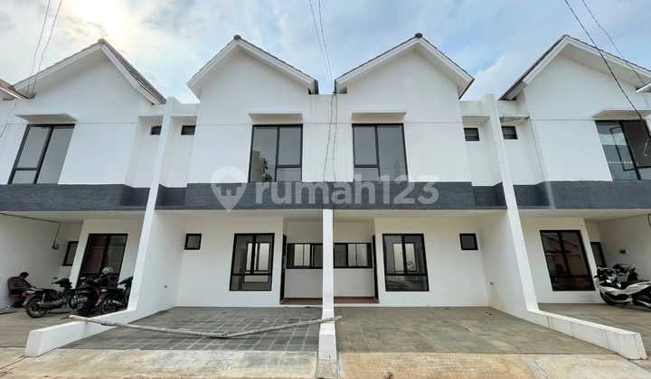 House Ready to Occupy, Complete Certificate, Free Fees. Inside Jatiwarna Cluster.