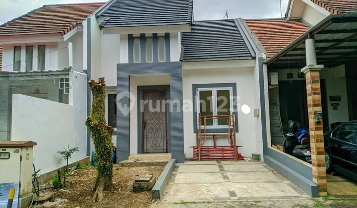 Ready-to-Occupy House in Legenda Wisata