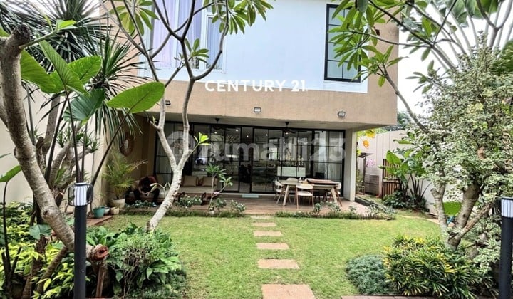 Rumah Modern Tropical Dilengkapi dengan Swimming Pool Depan Fasum