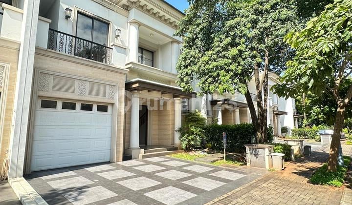 Rumah Jadeite dengan Kolam Renang Full Furnished