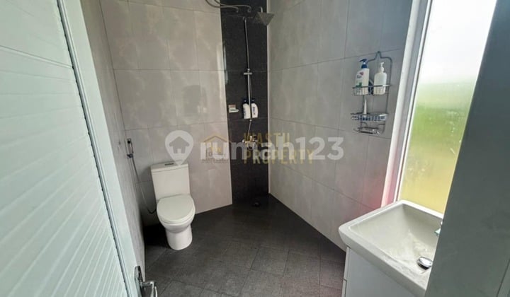 Rumah Mewah 2 Lantai Carport Luas Full Furnished Akses Strategis
