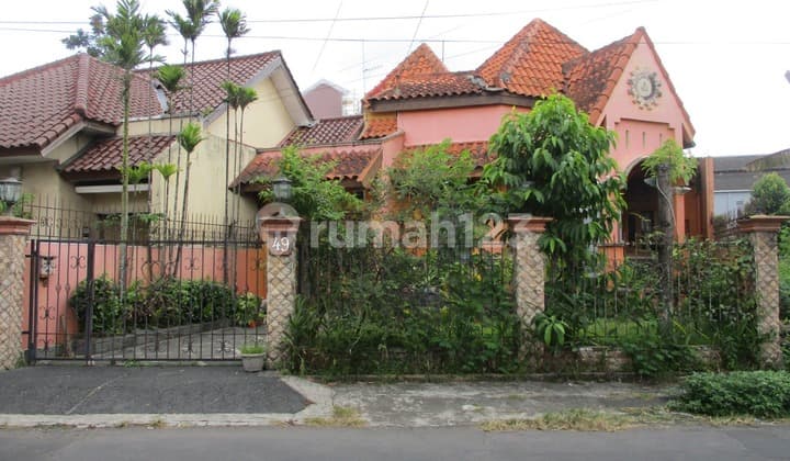 2-Storey House with Elegant Design, Spacious Layout, Private Carport, Balcony & Garden<br>This 2-storey house with an elegant design and spacious layout offers maximum comfort for its residents. Equipped with complete facilities such as a carport, bal