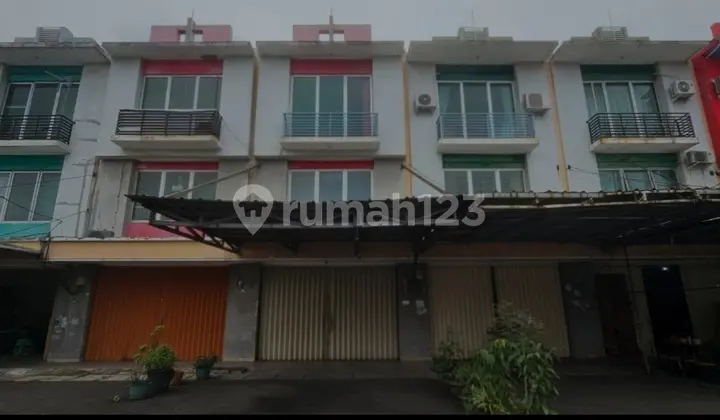 Front and Strategic Aralia Shophouse in Harapan Indah Bekasi