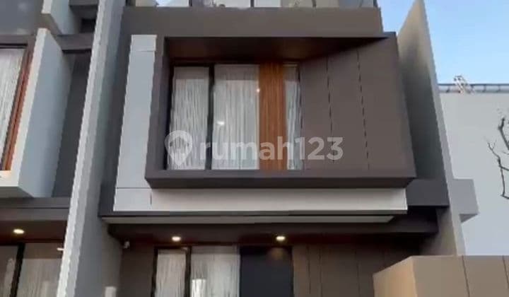 Rumah 3 Lantai with jacuzi