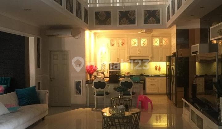 Rumah Hoek Badan 2 Lantai Siap Huni Full Furnish Ada Kolam Renang