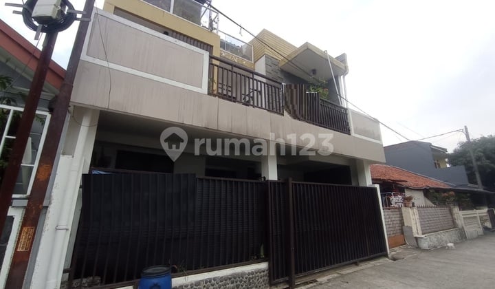Rumah Minimalis di Pharmindo - 3 Lantai, 6 Kamar, Strategis & Siap Huni
