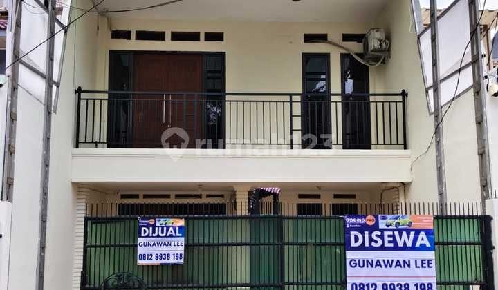Siap Huni, Rumah, 2 Lantai, SHM, Dekat Fasilitas Kesehatan, Bebas Banjir,