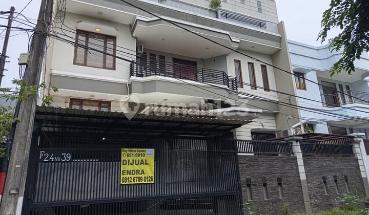 Bisa KPR, Rumah, 3 Lantai, SHM, Dekat Akses Transjakarta, Dekat Akses Tol,