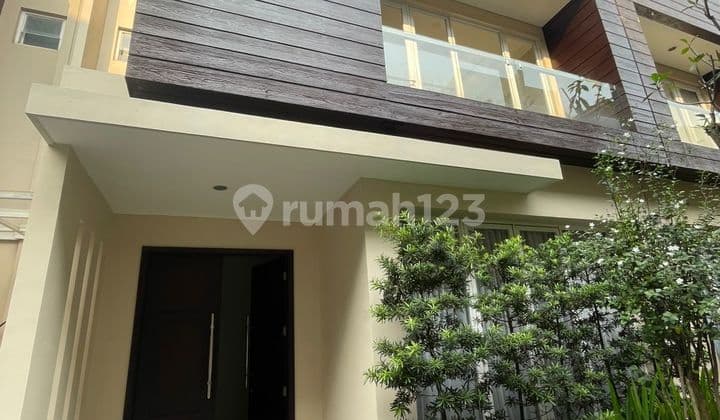 Disewakan Townhouse Kemang Private Pool 3+1Br Double Deck Concept