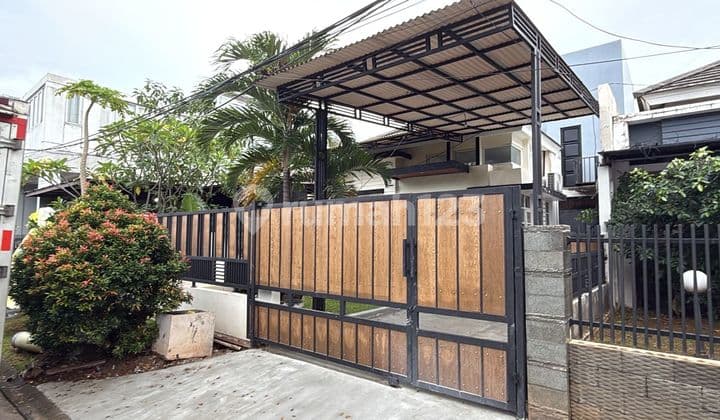 Rumah Minimalis dengan Taman yang Luas di Cibubur Country Bulevard Pinggir Jalan.