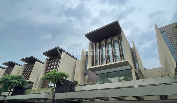 Rumah Modern Glass House 2 Lantai di Kemang, SHM, Bebas Banjir, Keamanan 24 Jam, One Gate System