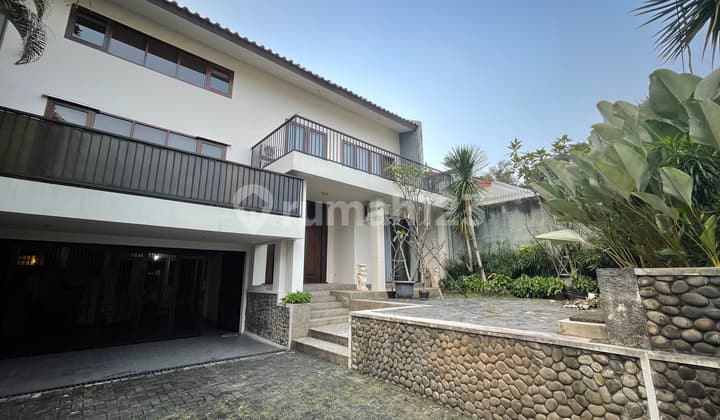 For Rent Rumah Split-Level Dekat Kemang Raya dengan Private Pool