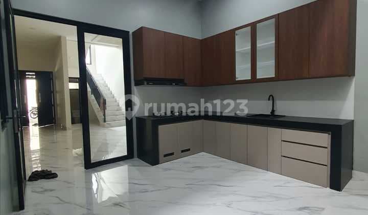 Rumah New Minimalis 2½Lt Full Granit Cantik Strategis Siap Huni - Griya Loka, BSD