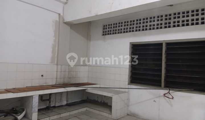 3-Storey Shop House, Strategic Location in West Denpasar