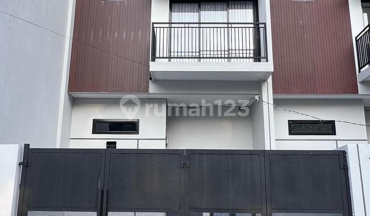 Rumah 2 Lantai Minimalis di Perumahan Harapan Jaya, Bekasi Utara