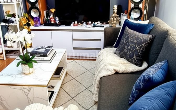 Dijual Cepat Rumah Strategis 3 Lantai Komplek Sariwangi