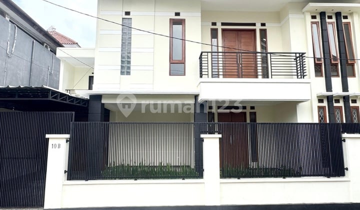 Rumah Besar Ekslusif 4 Mobil Diskon