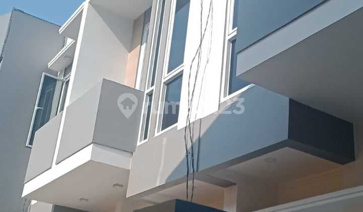 Di Jual Rumah Cantik di Kayumanis Jakarta Timur