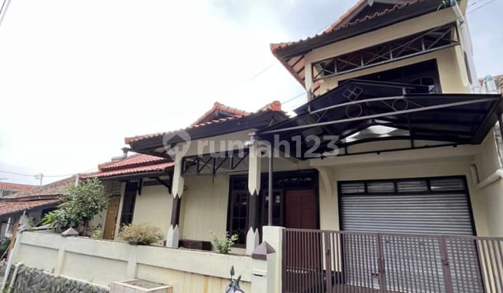 Rare Find! Well-Maintained House in Cibabat Cihanjuang with Large Land Area