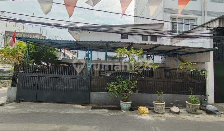 Dijual Rumah Besar Hoek Jl. Mangga Besar Ada 9 Kamar, Carport 3 Mobil, SHM Cocok untuk Usaha Kos- Kosan dan