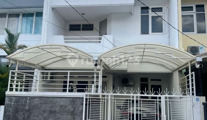 Dijual Cepat Rumah di Taman Aries Meruya 2 Lantai Full Renovasi 3 KT, 5 AC Ada Water Heater dengan Atap Baja Ringan Hadap Timur SHM Siap Huni