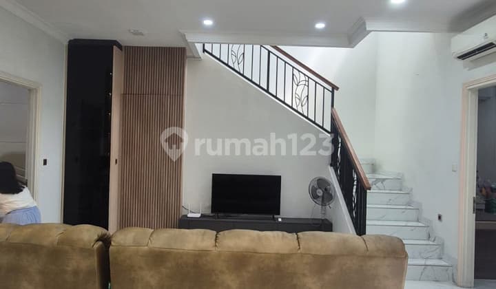 Quick Sale Beautiful House with Lake View at The Springs Grisea Gading Serpong Land Area 216 sqm, 5+1 Bedrooms, Exclusive & Quiet Environment, Freehold Title, Prestigious Location, Semi Furnished