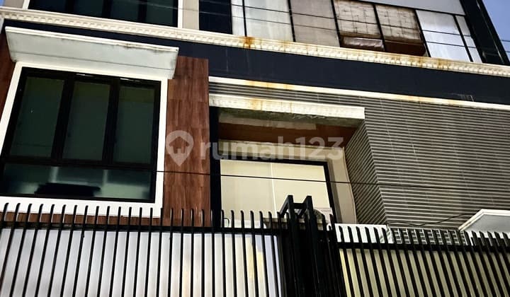 Dijual Cepat Rumah 3 Lantai LT 150, LB 297 M² di Bojong Indah Ceiling Super Tinggi Cengkareng, Cocok untuk Rumah dan Kantor.