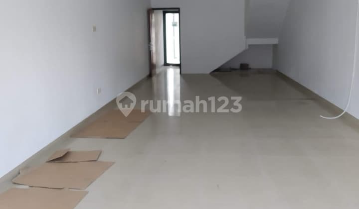 Indonesian property translation: For Rent: 3-Storey Shop House, Strategic Tomang, Wide Road (3 Cars), Large Electricity 13,200 Watts, Crowded Area, Easy Parking, Suitable for Cafe Business, Office, Clinic and All Businesses, Ready to Use