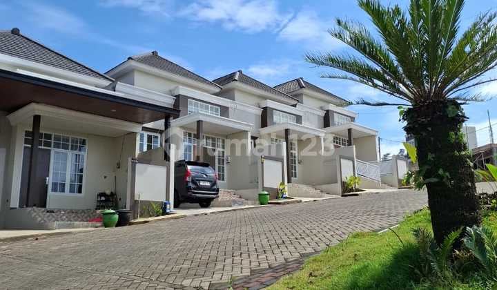 Dijual Rumah Nyaman Kota Malang Bernuansa Villa dengan View Bagus
