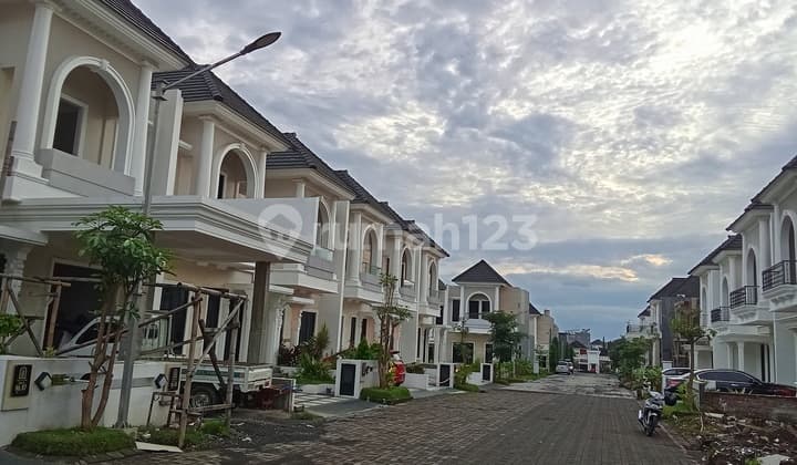 Villa/Hunian Exlusive 2 Lantai Dekat Batu