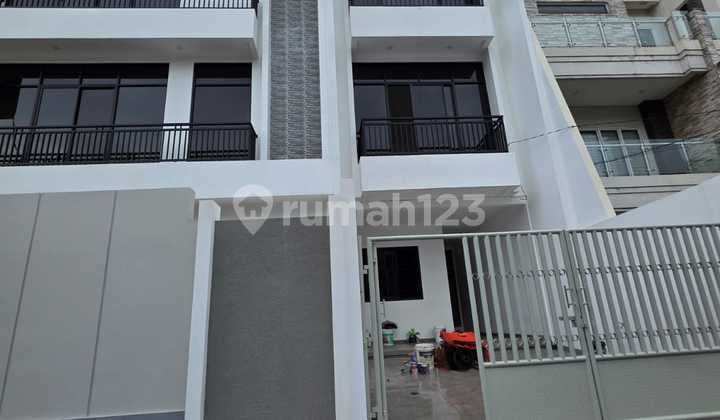 Disewakan Rumah Baru Taman Ratu 3 Lantai Jalan 3 Mobil