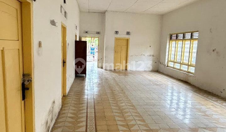 Classic, Spacious, and Strategically Located House Ideal for Business in Tegal City.