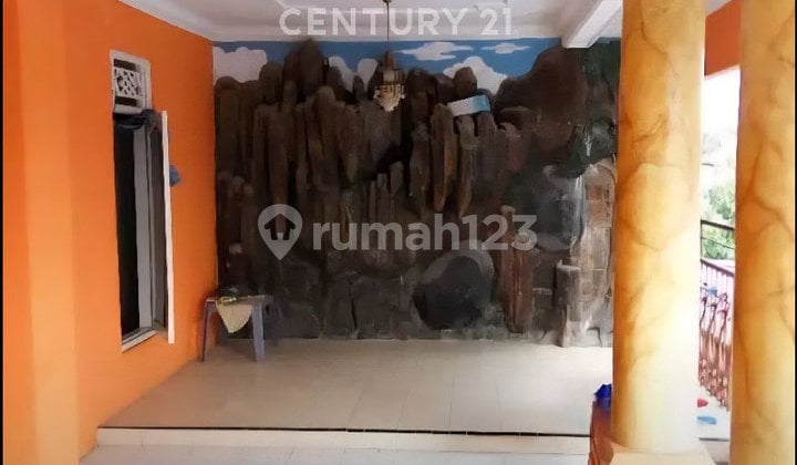 Rumah 2 Lantai Padat Penduduk Siap Huni