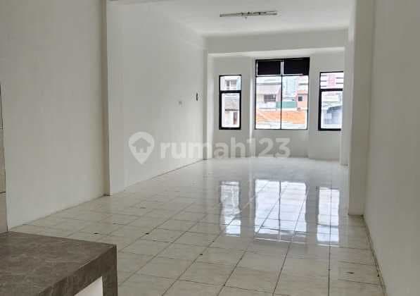Di Jual/Sewa... Ruko 3 Lantai, Kebon Jeruk Mangga Besar, Bebas Banjir, Lokasi Strategis.(Van)