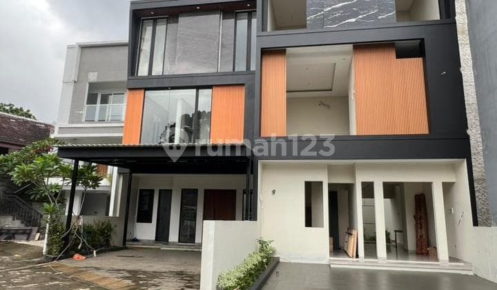 For Sale Rumah 3 Lantai Ini Dirancang untuk Keluarga Modern Pencahayaan Alami Maksimal, dan Layout yang Nyaman untuk Berkumpul Maupun Beristirahat Area Cilandak Jakarta Selatan