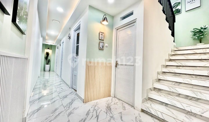 Dijual Butuh Uang Kost Strategis Kost Eksklusif Full Occupancy - Income 54 Juta/Bln Tepat di Depan Stasiun MRT Area Tamansari Hayam Wuruk Jakarta Barat