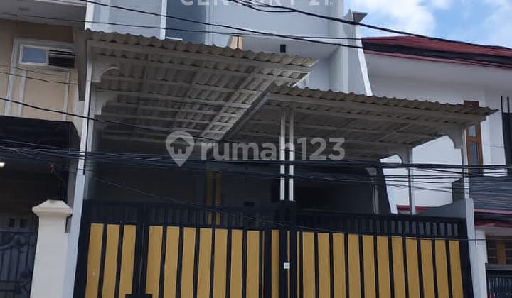 Rumah 3 Lantai Lokasi Strategis di Summagung - Kelapa Gading