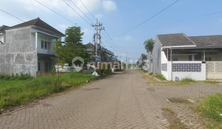Land Lots for Sale to Build a House, Freehold Title, 6 Minutes from Malang Olympic Garden