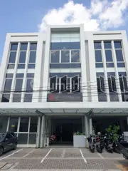 Disewakan Gedung 4 Lantai Strategis Jln Pakuningratan Siap Pakai untuk Kantor, Klinik, atau Bisnis Premium Anda.