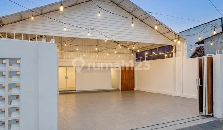 Rumah Usaha Dekat Jajanan Pasar Lama. Strategis dan Padat Cocok untuk Bisnis, Kantor atau Hunian.